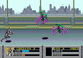 Personagem corre enquanto atira nos alienígenas — Alien Storm (Mega Drive)