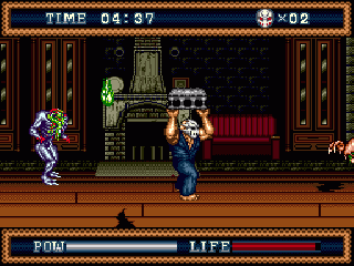 Rick arremessa um bloco contra um monstro — Splatterhouse 3 (Mega Drive)