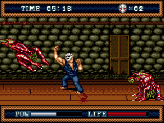 Rick golpeia uma criatura num corredor de pedra — Splatterhouse 3 (Mega Drive)