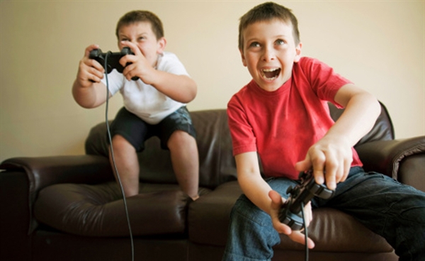 Amigos alegres vencendo a competição de videogames no console